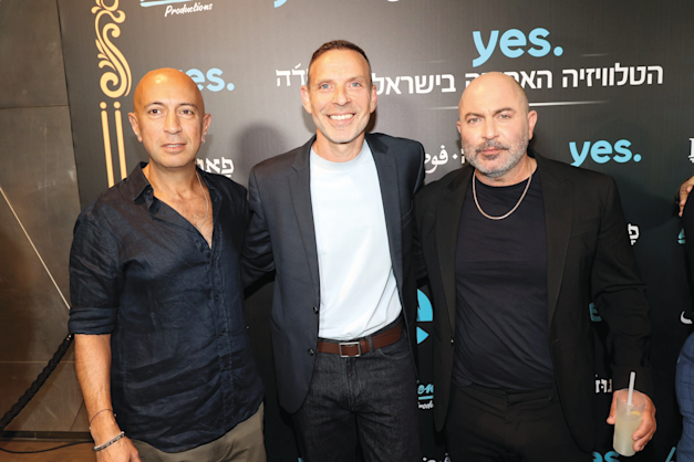 היוצרים ליאור רז ואבי יששכרוף עם המנכ''ל אילן סיגל / צילום: רפי דלויה היוצרים ליאור רז ואבי יששכרוף עם המנכ''ל אילן סיגל / צילום: רפי דלויה
