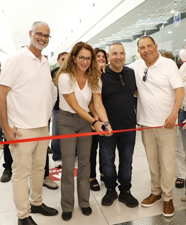להב ובנו אמיר, מנכ''לית הקניון אילנית גריוביץ-ברגר ואלון בכר מאיקאה. / צילום: מיקי אופק