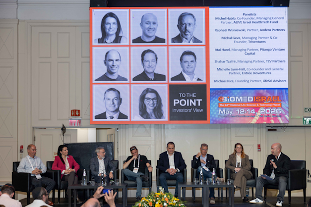 משתתפי פאנל המשקיעים בכנס Biomed 2026 / צילום: אלכס אלמן