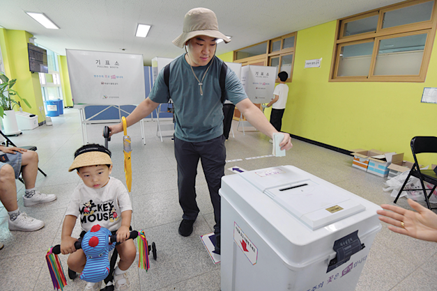 חשד להונאת בחירות בקוריאה הדרומית / צילום: Reuters, Matrix Images / Kwak Kyung-keun חשד להונאת בחירות בקוריאה הדרומית / צילום: Reuters, Matrix Images / Kwak Kyung-keun