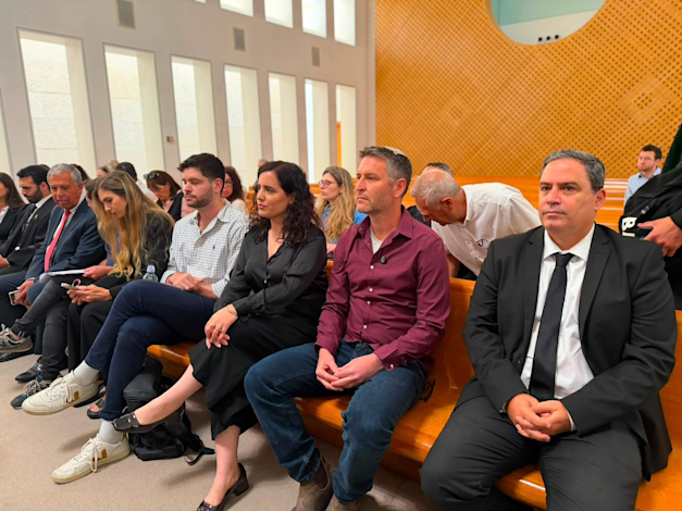 מימין לשמאל: ראש לשכת עוה''ד עמית בכיר, הישראלים ויאיא פינק ונעמה לזימי (הדמוקרטים) מהעותרים לבג''ץ היום בבית המשפט