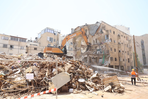 הריסת הבניין בבני ברק / צילום: שלומי כהן הריסת הבניין בבני ברק / צילום: שלומי כהן