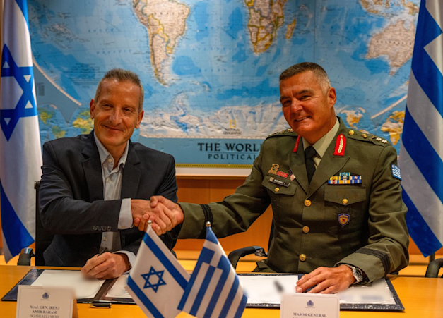 מנכ''ל משרד הביטחון, אלוף (מיל') אמיר ברעם וראש מנהל הרכש היווני, יאניס בוראס / צילום: דוברות משרד הביטחון