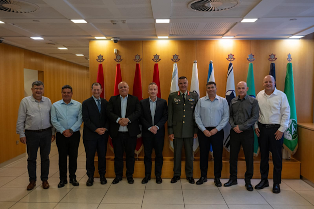 החתימה על עסקת הענק ''מגן אכילס'' בין ישראל ליוון / צילום: דוברות משרד הביטחון