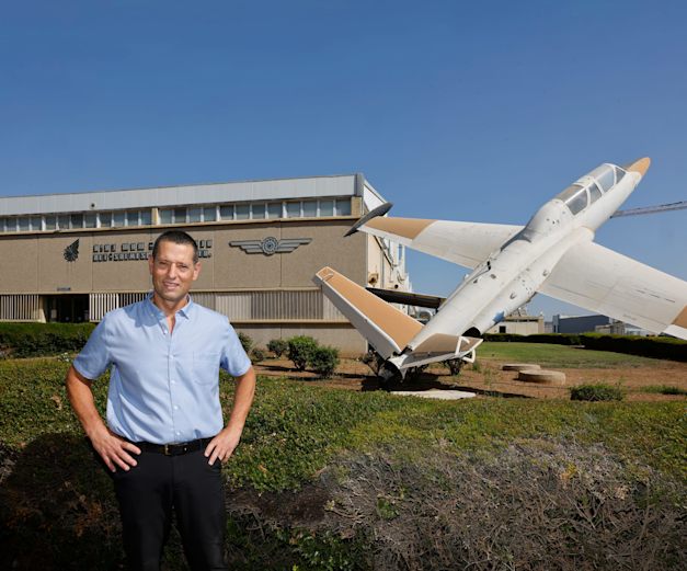 רם דרורי על רקע מפעל מנועי בית שמש / צילום: יוסי זמיר רם דרורי על רקע מפעל מנועי בית שמש / צילום: יוסי זמיר