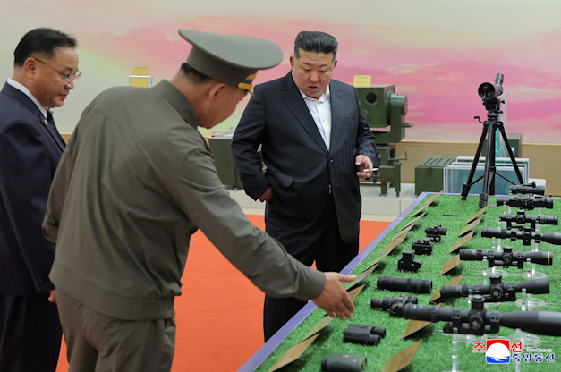 קים ג'ונג און משיק מוזיאון נשק חדש / צילום: Reuters, KCNA קים ג'ונג און משיק מוזיאון נשק חדש / צילום: Reuters, KCNA