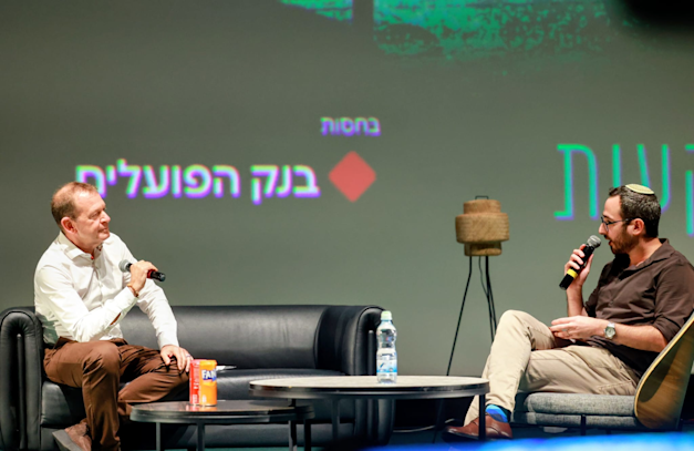 אורי סירקיס, מנכ''ל ישראייר, בשיחה עם כתב גלובס אלון פרל / צילום: שלומי יוסף אורי סירקיס, מנכ''ל ישראייר, בשיחה עם כתב גלובס אלון פרל / צילום: שלומי יוסף