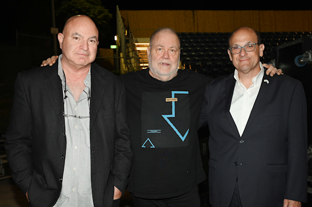מנכ''ל בית החולים פרופ' שלומי קודש, הזמר יהודה פוליקר שהופיע באירוע, ופרופ' מוטי קליין יו''ר החטיבה להרדמה / צילום: דוברות סורוקה
