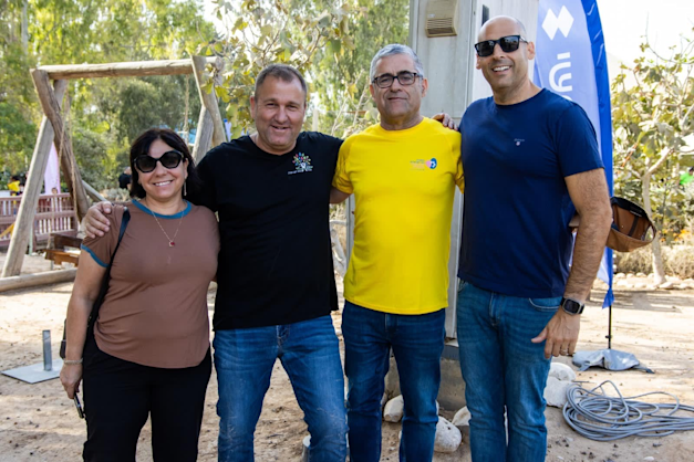 עובדי ישראכרט בכפר עזה בשיתוף עמותת ''אלון ואלה'' / צילום: חביאר וסר - למון ארט