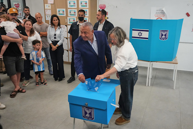 גדי אייזנקוט ואשתו מצביעים בקלפי בהרצליה / צילום: ap, Ariel Schalit