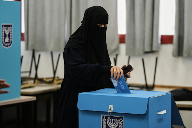 מצביעה באום אל פחם / צילום: ap, Mahmoud Illean מצביעה באום אל פחם / צילום: ap, Mahmoud Illean