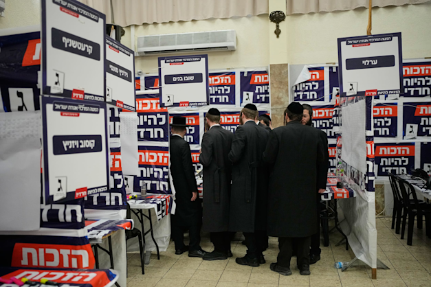 מצביעים חרדים במטה יהדות התודה בליל הבחירות, אמש / צילום: ap, Ohad Zwigenberg מצביעים חרדים במטה יהדות התודה בליל הבחירות, אמש / צילום: ap, Ohad Zwigenberg