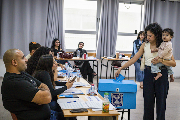 אם ובת מצביעות בקלפי בנצרת / צילום: Reuters, Adri Salido