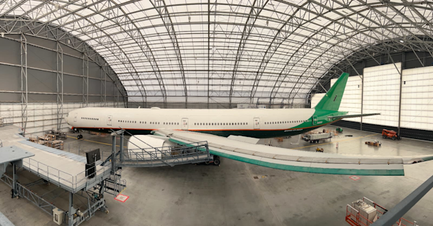 מטוס בואינג 777-300ERSF שמוסב ע''י תע''א למטוס מטען בארה''ב
