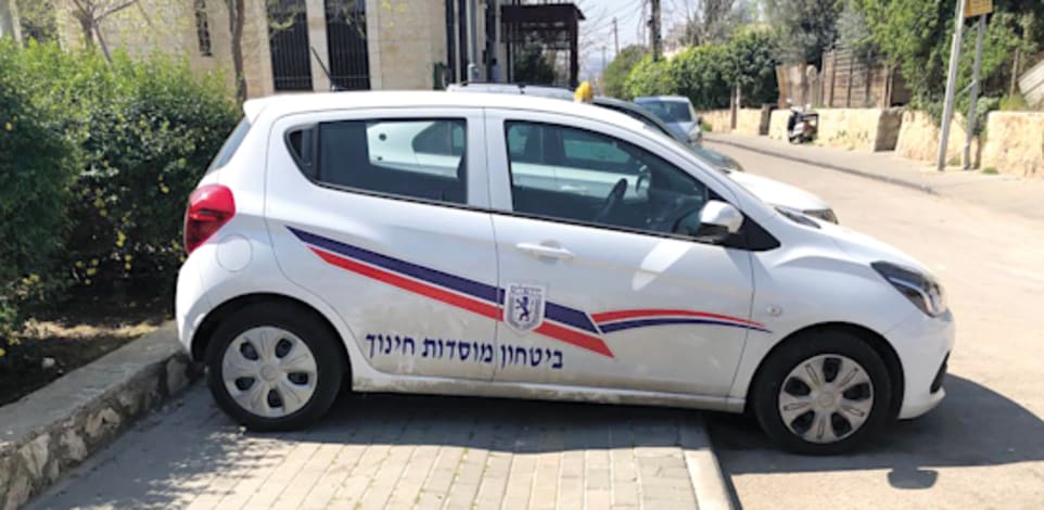 רכב של עיריית ירושלים חוסם מדרכה / צילום: ''ארגון ברחובות שלנו''