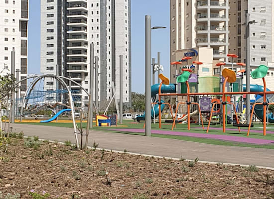 גן שעשועים בפתח תקווה. ''מרחב ציבורי גנרי, נטול זהות מקומית'' / צילום: בר - אל גן שעשועים בפתח תקווה. ''מרחב ציבורי גנרי, נטול זהות מקומית'' / צילום: בר - אל