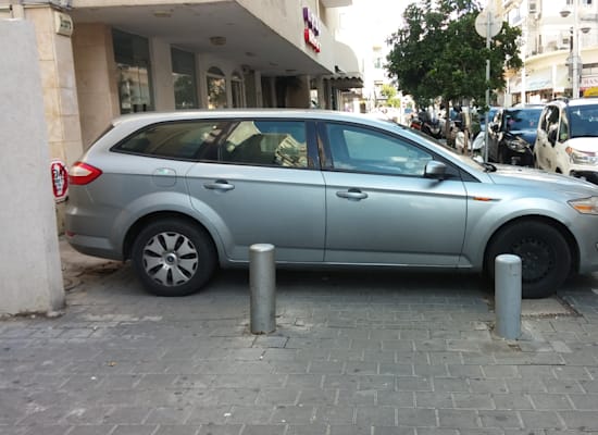 חניה על מדרכה בניגוד לחוק / צילום: תמונה פרטית חניה על מדרכה בניגוד לחוק / צילום: תמונה פרטית