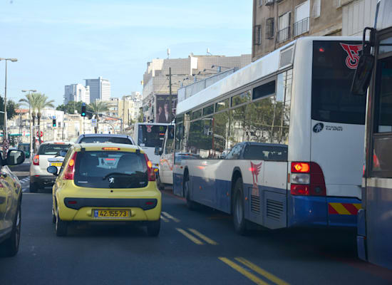 אוטובוסים עומדים בפקק / צילום: תמר מצפי