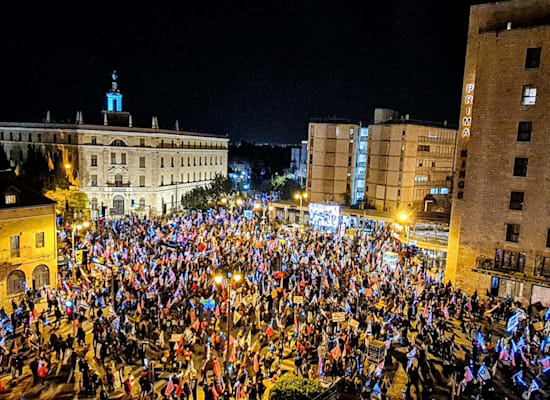 אלפי מפגינים בכיכר פריז בדצמבר 2020 / צילום: הספירה לאחור