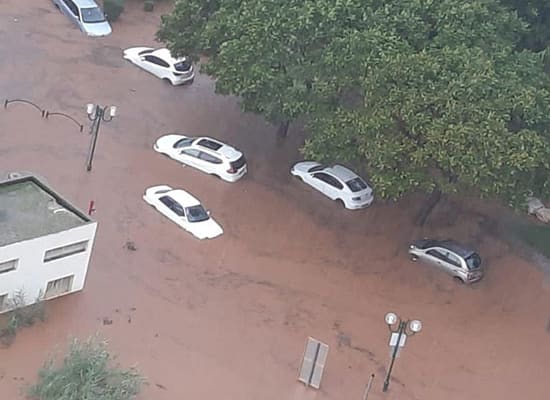 רחוב מוצף בהוד השרון. משבר האקלים מייצר מציאות חדשה / צילום: תמונה פרטית