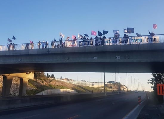 מפגינים נגד רה"מ בגשר גת גלאון / צילום: הדגלים השחורים