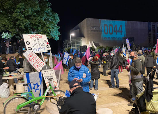 הפגנה נגד נתניהו בכיכר הבימה בת"א הפגנה נגד נתניהו בכיכר הבימה בת"א