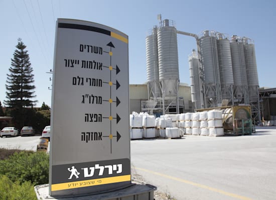 מפעל נירלט קיבוץ ניר עוז / צילום: דן לב מפעל נירלט קיבוץ ניר עוז / צילום: דן לב