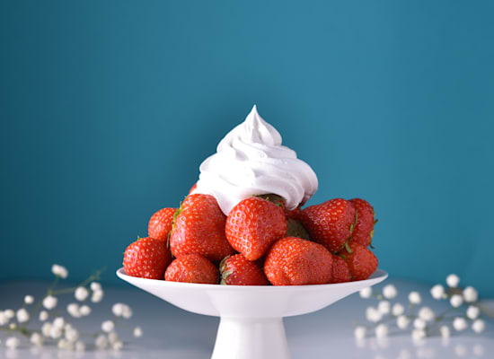 תותים עם קצפת / צילום: Shutterstock