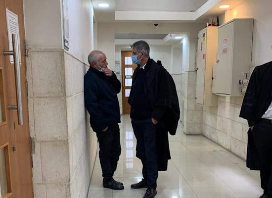 רונאל פישר ועורך דינו אבי חימי / צילום: ניצן שפיר רונאל פישר ועורך דינו אבי חימי / צילום: ניצן שפיר