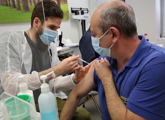 עובד התעשייה האווירית מתחסן במתקני החברה / צילום: אלון רון, התעשייה האווירית עובד התעשייה האווירית מתחסן במתקני החברה / צילום: אלון רון, התעשייה האווירית