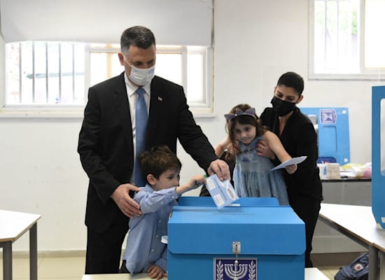 יו"ר תקווה חדשה מצביע / צילום: יואב דודקביץ, קמפיין תקווה חדשה