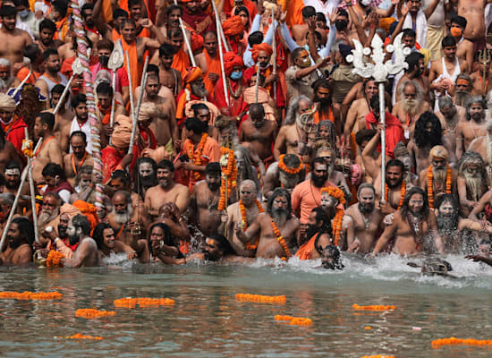 ההינדים טובלים במימי הגנגאס במסגרת פסטיבל Kumbh Mela / צילום: Associated Press