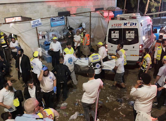 פינוי הנפגעים במהלך הלילה על ידי כוחות ההצלה / צילום: Associated Press, ASSOCIATED PRESS
