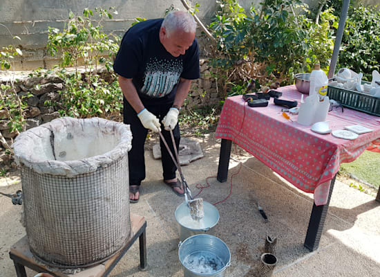 עמוס רדליך, פסל שעובד בחומר / צילום: אורלי גנוסר