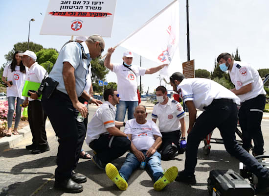 מפגין מקבל טיפול רפואי במהלך ההפגנה / צילום: אבירם ולדמן