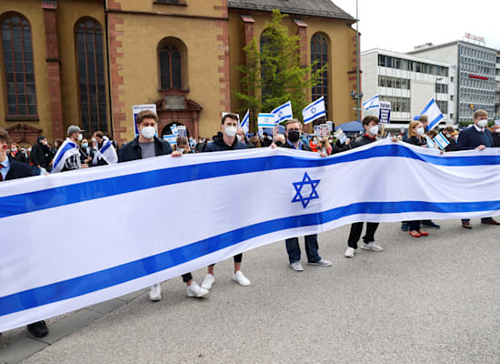 הפגנת תמיכה בישראל בפרנקפורט שמתקיימת בתגובה להפגנה נגד / צילום: Reuters, Kai Pfaffenbach