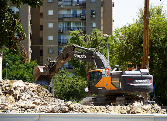 אתר בנייה בת"א. "עדיף להגדיל את המקדמה על דירה חדשה" / צילום: Shutterstock