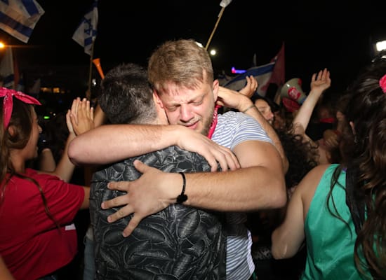 חוגגים את השבעת הממשלה בכיכר רבין / צילום: כדיה לוי חוגגים את השבעת הממשלה בכיכר רבין / צילום: כדיה לוי