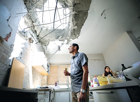 דירה שנפגעה מרקטה. שומר החומות זיכה את העיר בכינוי "שדרות החדשה" / צילום: Reuters