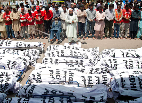 הלוויה המונית של אנשים שמתו מגל החום בפקיסטן ב-2015. גל החום הנוכחי צפוי להיות קשה יותר / צילום: Associated Press, Fareed Khan