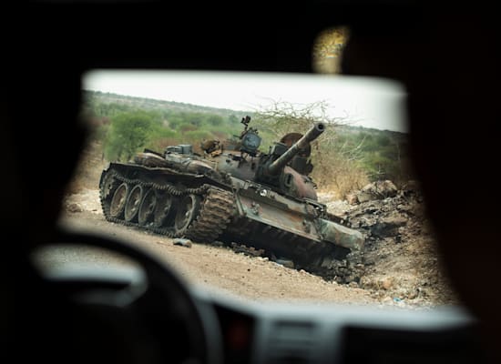 טנק אתיופי הרוס ונטוש בצד הדרך בטיגריי, מאי / צילום: Associated Press, Ben Curtis