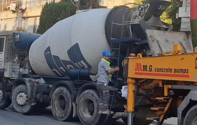 משאית בטון של חברת שפיר / צילום: גיא ליברמן