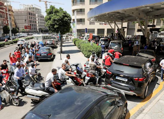 תור למילוי דלק בביירות / צילום: Reuters