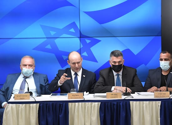 מימין: אביר קארה, גדעון סער, נפתלי בנט ואביגדור ליברמן בהצגת התוכנית הלאומית להפחתת הרגולציה / צילום: קובי גדעון, לע"מ מימין: אביר קארה, גדעון סער, נפתלי בנט ואביגדור ליברמן בהצגת התוכנית הלאומית להפחתת הרגולציה / צילום: קובי גדעון, לע"מ