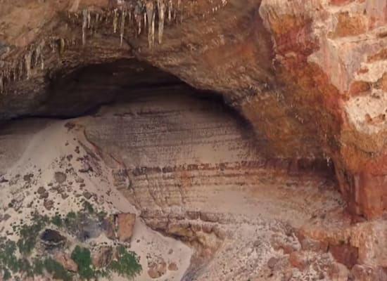 מערה שחיו בה ניאנדרתלים / צילום: צילומי מסך מהרצאת Ted של אל-שמאחי