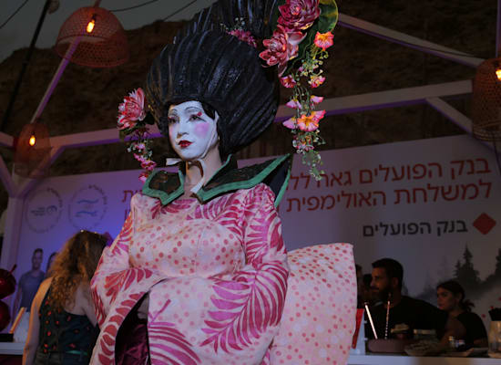 מיצג של בנק הפועלים נותן החסות של האולימפיאדה / צילום: תמר מצפי מיצג של בנק הפועלים נותן החסות של האולימפיאדה / צילום: תמר מצפי