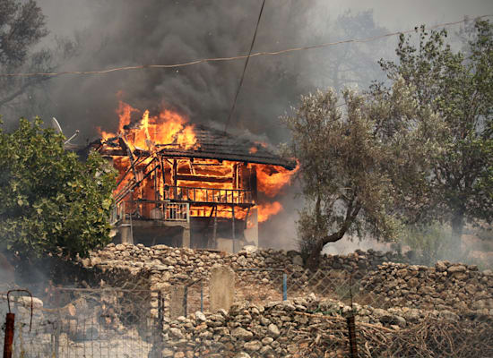 בית שנמצא סמוך לעיר הטורקית בודרום עולה באש / צילום: Associated Press