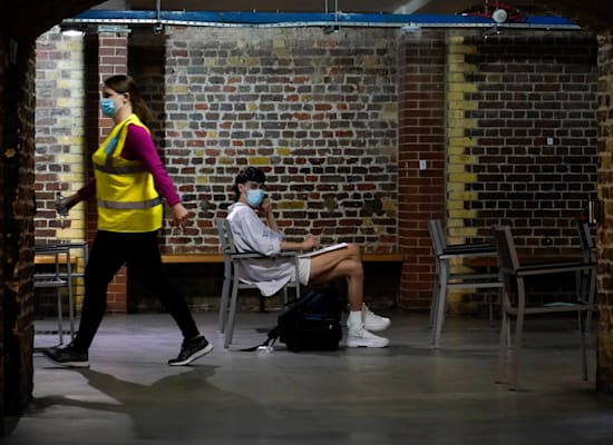 אדם מחכה בתור לקבל חיסון לקורונה במועדון הלילה Heaven night club בלונדון. המועדון הפך למועדון הראשון בבריטניה שבו הוקמה תחנת חיסונים / צילום: Associated Press, Alberto Pezzali אדם מחכה בתור לקבל חיסון לקורונה במועדון הלילה Heaven night club בלונדון. המועדון הפך למועדון הראשון בבריטניה שבו הוקמה תחנת חיסונים / צילום: Associated Press, Alberto Pezzali