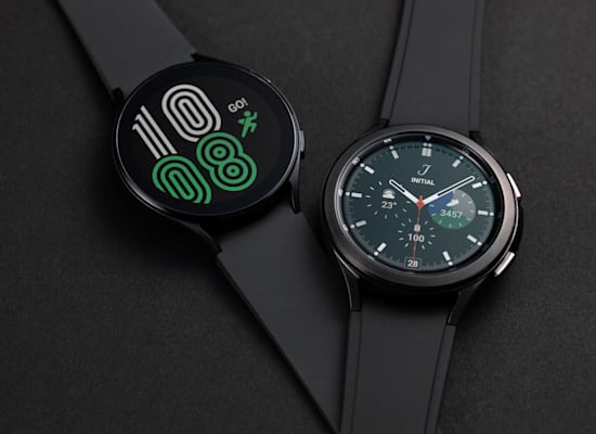 מימין: Galaxy Watch4 Classic ו-Galaxy Watch4 / צילום: סמסונג