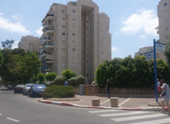 הבניין ברחוב צאלון 2, באור יהודה / צילום: איל יצהר הבניין ברחוב צאלון 2, באור יהודה / צילום: איל יצהר